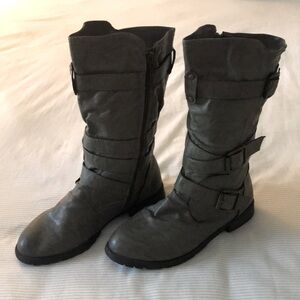 Gray buckled boots, size 7
